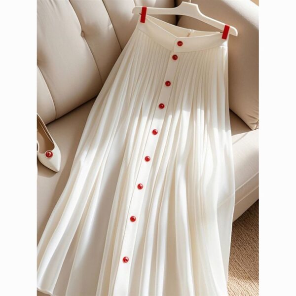 This year's trending fashion features a unique, niche, and ethereal white skirt that is flattering and slimming. It is a new 2026 summer model for women.