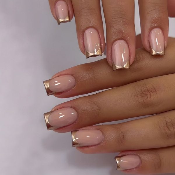 Short luxury golden French-style press-on nails, simple elegant nail pieces, light luxury fake nail pieces.