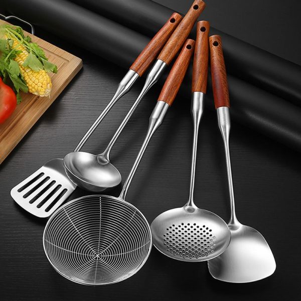 Thickened stainless steel spatula with solid wood handle, household kitchen utensils set including a wok spatula and soup ladle.